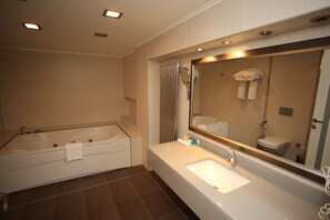 Deluxe-Zimmer | Badezimmer | Haartrockner, Hausschuhe, Handtücher, Seife