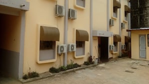 Un immeuble doté de nombreux balcons et de climatiseurs fixés aux murs extérieurs.