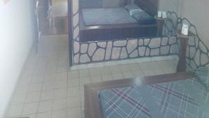Une chambre à coucher avec un lit, une table de chevet et une chaise.