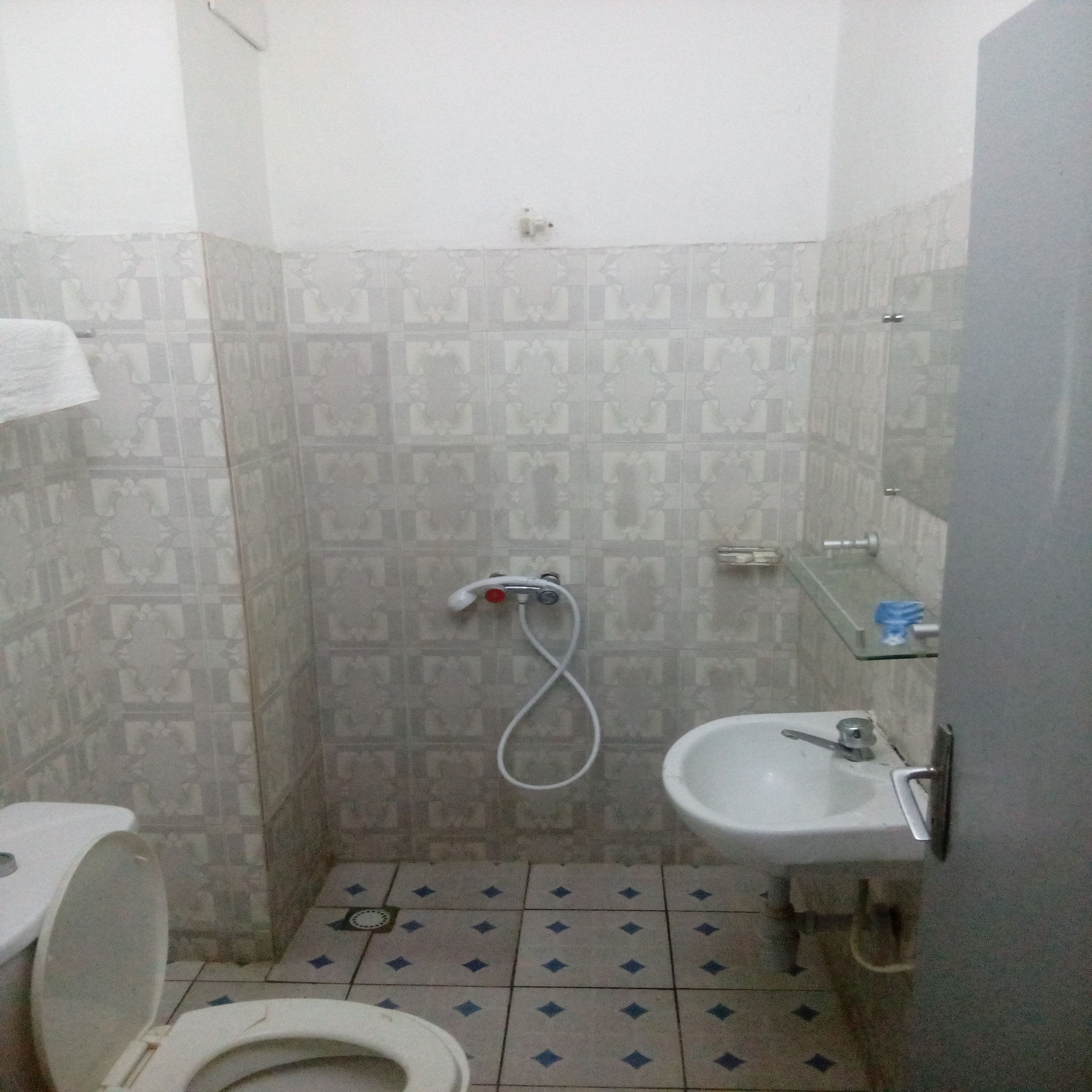 Shower, rainfall showerhead, free toiletries, towels