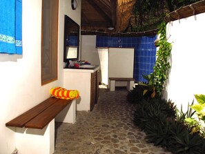 Shower, free toiletries - Coconut Beach Resort (Labuan Bajo)