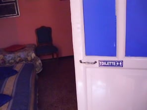 Deep-soaking bathtub, towels