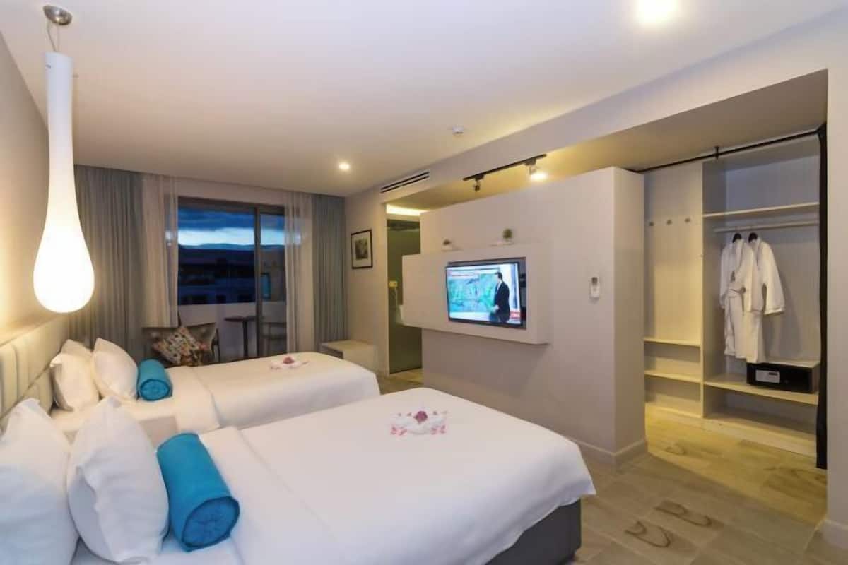 Minibar, caja de seguridad en la habitación y escritorio
