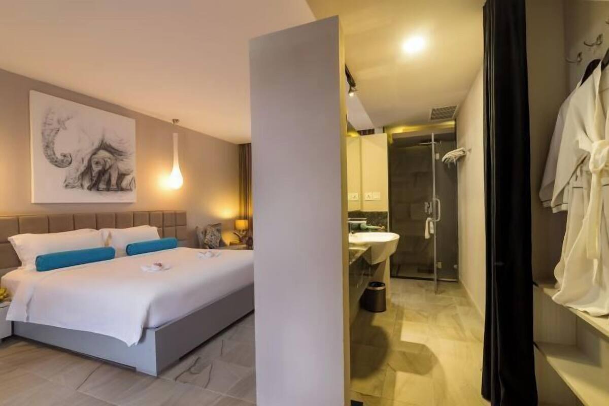 Minibar, caja de seguridad en la habitación y escritorio