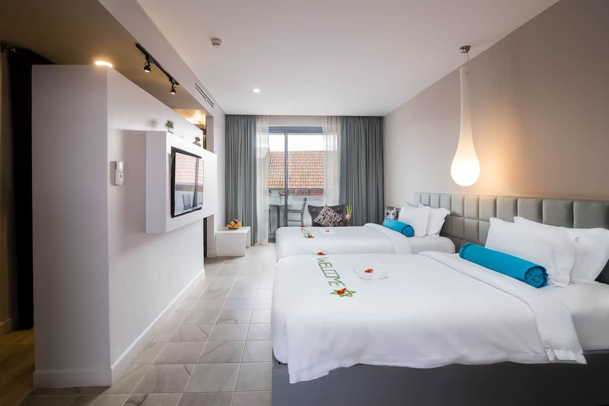 Habitación de lujo con 2 camas individuales, vista al jardín | Minibar, caja de seguridad en la habitación y escritorio