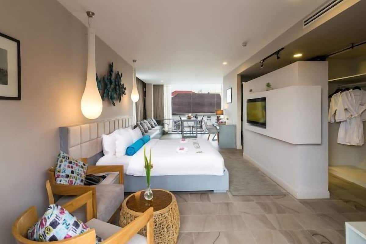 Minibar, caja de seguridad en la habitación y escritorio