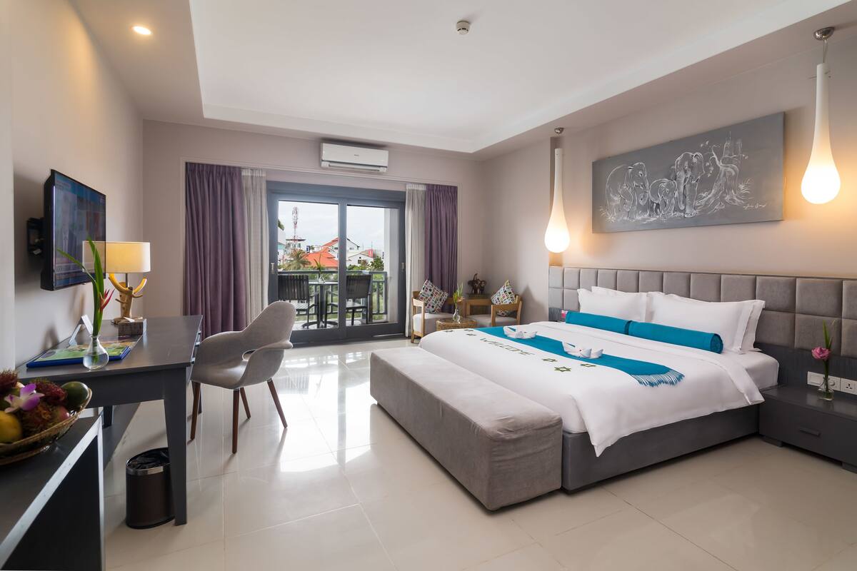 Phòng Deluxe, 1 phòng ngủ, quang cảnh vườn | Minibar, két bảo mật tại phòng, bàn, bàn ủi/dụng cụ ủi quần áo 