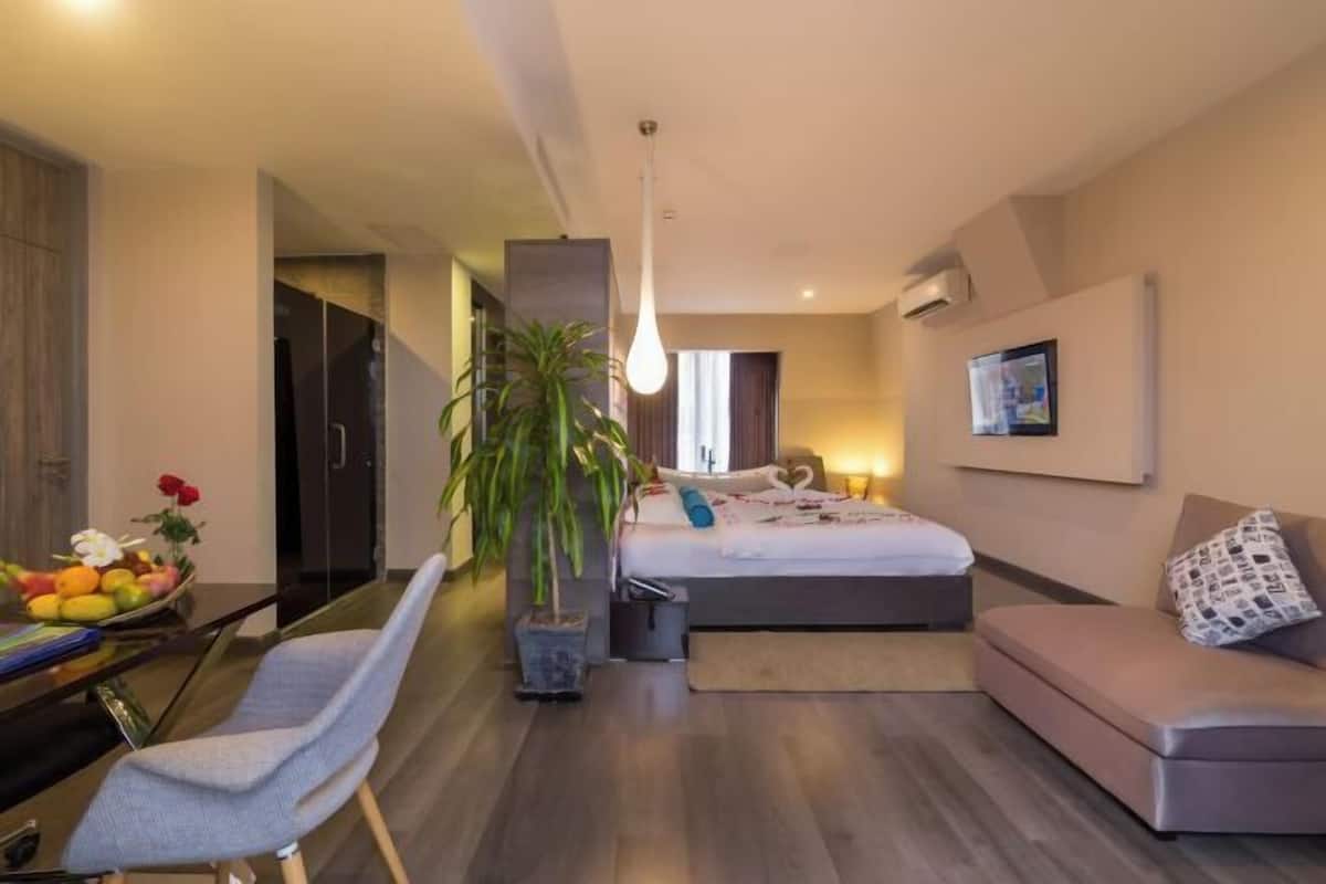 Minibar, caja de seguridad en la habitación y escritorio