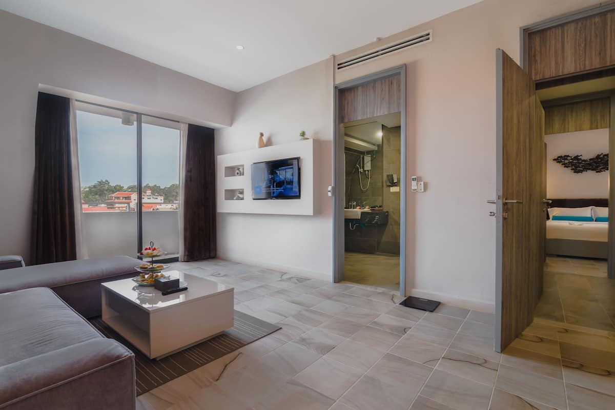 Suite familiar | Minibar, caja de seguridad en la habitación y escritorio