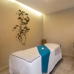 Couples treatment rooms, body treatments, aromatherapy, body scrubs