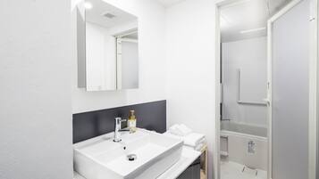 Bồn tắm và buồng tắm vòi sen riêng, bồn tắm ngâm