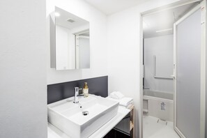 Separate tub and shower, deep soaking tub, free toiletries, hair dryer - Kyoto Art Stay Nishijin Sutematsu (Kyoto)