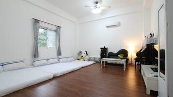 Quarto família | Individualmente decorados, escrivaninha, cortinas blackout