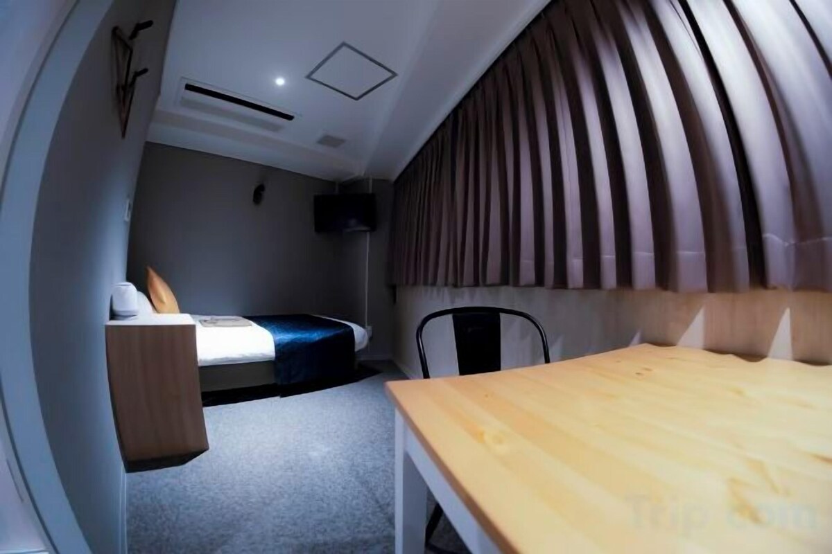 Desk, soundproofing, WiFi (free), bed sheets