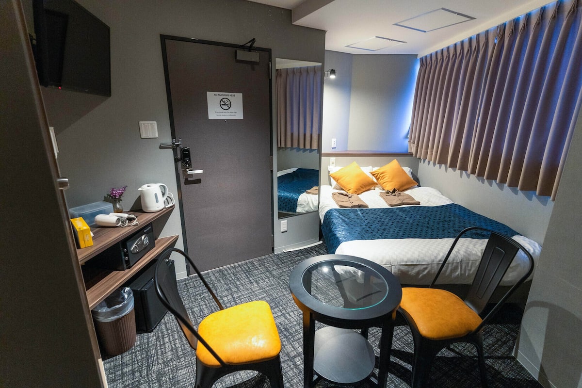 スタンダード ダブルルーム | デスク、防音設備、WiFi (無料)、ベッドシーツ