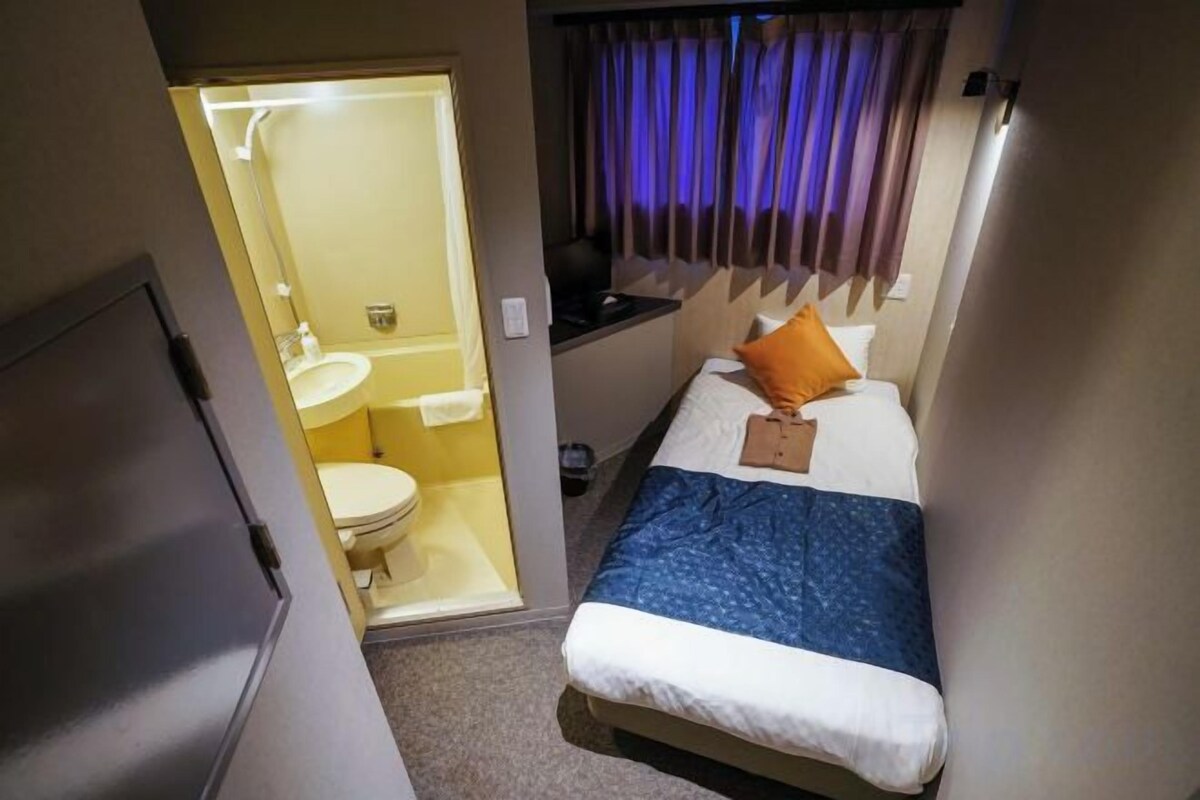 Desk, soundproofing, WiFi (free), bed sheets