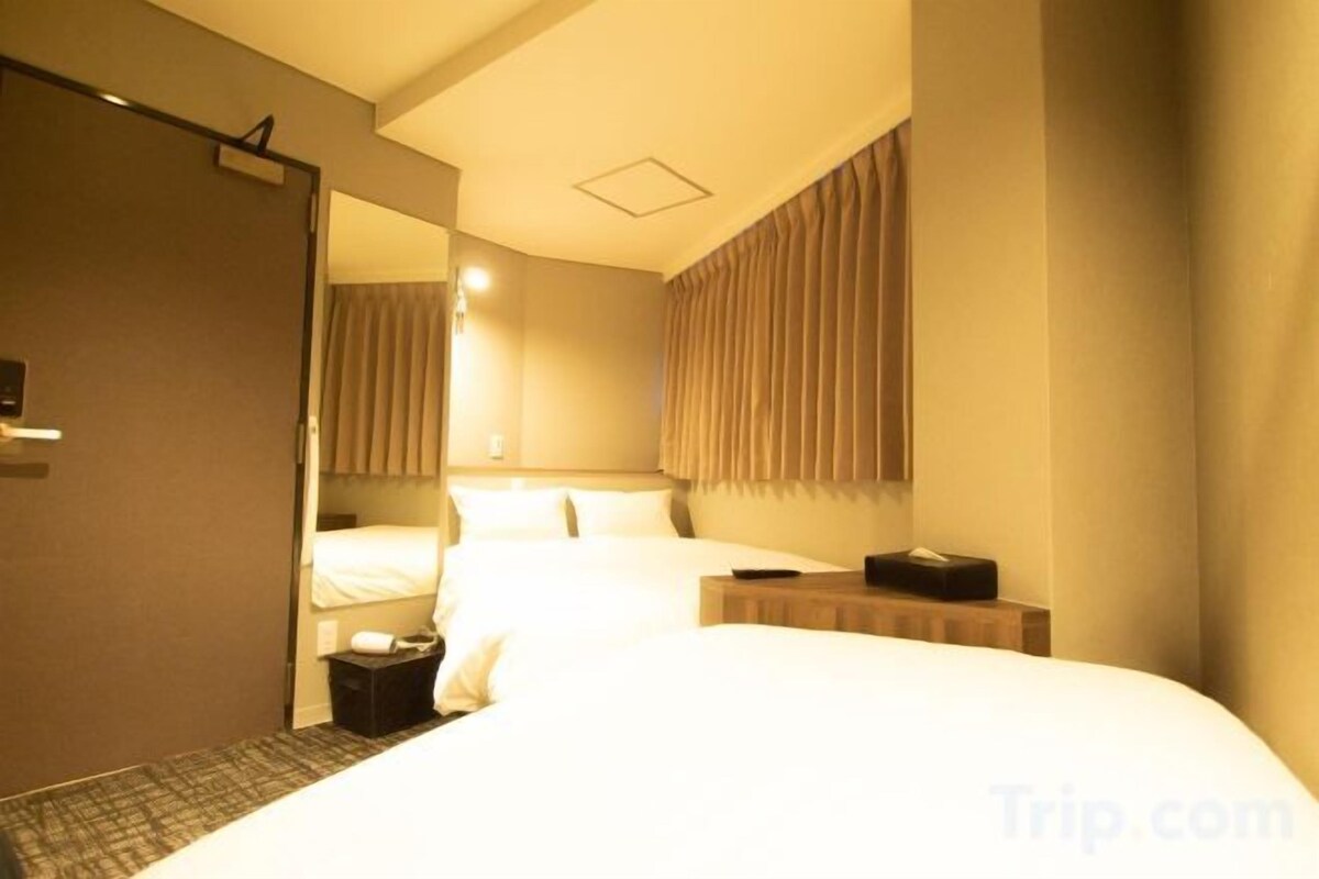 Desk, soundproofing, WiFi (free), bed sheets