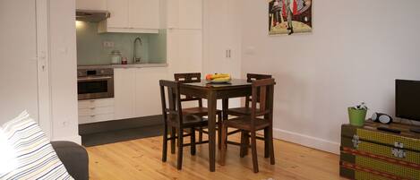 Gác (3 Adults) | Khu vực ăn uống tại phòng