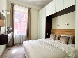 1 habitación, sistema de insonorización y tabla de planchar con plancha 