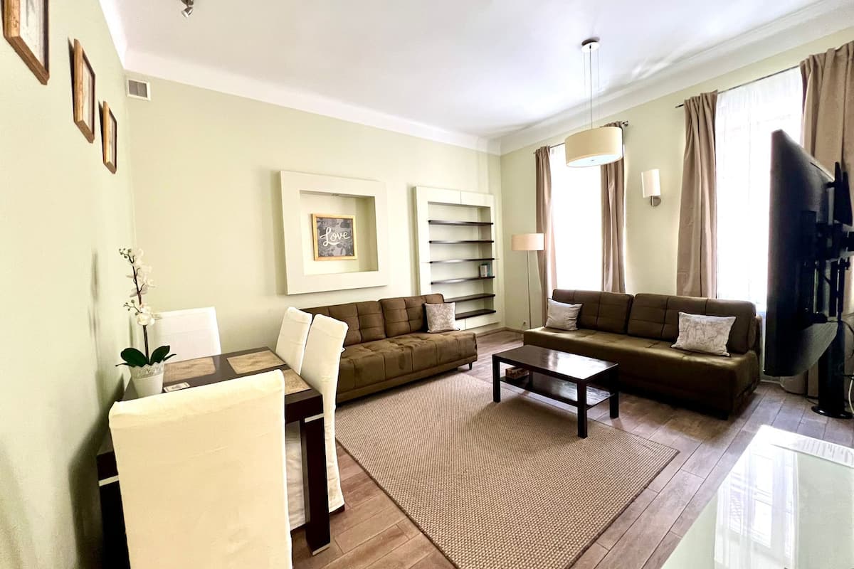 Executive Suite, 1 Bedroom, Kitchen, City View (23/25 Swietojanska Street) | Ruang tamu | TV skrin rata 
