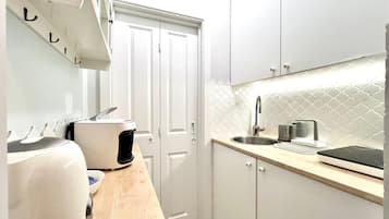 Estúdio, 1 quarto, sacada, vista para o jardim (19A Mariensztat Street) | Cozinha privada | Geladeira, fogão, cooktop, cafeteira/chaleira
