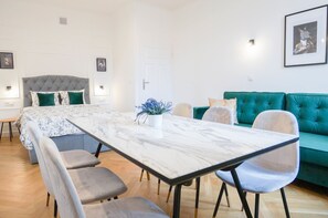 Premium-huoneisto, 3 makuuhuonetta, keittotila (11 Stara Street) | 1 makuuhuone, äänieristys, silitysrauta/-lauta, ilmainen Wi-Fi
