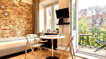 Estudio, 1 habitación, balcón, vista al jardín (19A Mariensztat Street) | 1 habitación, insonorización y tabla de planchar con plancha