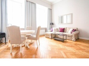 Exclusive-sviitti, 1 makuuhuone, keittiö, kaupunkinäköala (21 Swietojanska Street) | Olohuone | Taulutelevisio