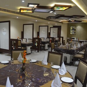 Bữa sáng buffet hàng ngày (250.00 INR/mỗi người) 