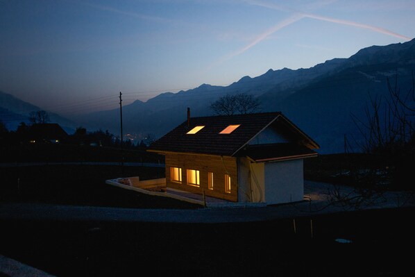 Fassade der Unterkunft – Abend/Nacht