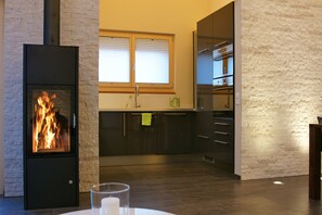Deluxe-Chalet | Wohnbereich | Flachbildfernseher, Kamin, iPod-Dockingstation