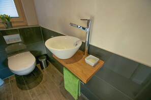 Deluxe-Chalet | Badezimmer | Dusche, kostenlose Toilettenartikel, Haartrockner, Handtücher