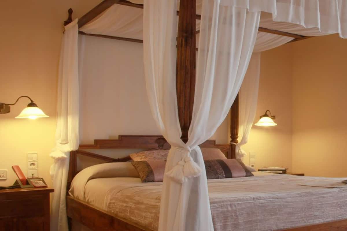 Een kluis op de kamer, een bureau, gratis wifi, beddengoed