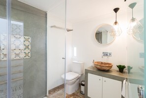 Loft, River View | Bathroom | Shower, hair dryer, towels, soap - Alfama Loft Studio Loft Apartment w/ River View - by LU Holidays (Lisbon)