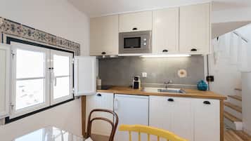 Loft, vista para o rio | Cozinha americana privada | Geladeira, micro-ondas, cooktop, lava-louças