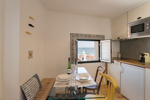 Loft, vue fleuve | Coin cuisine privé | Réfrigérateur, micro-ondes, plaque de cuisson, lave-vaisselle