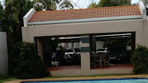 Outdoor pool - Cozy Executive Apartment in Sandton (Sandton)