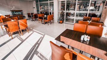 Petit déjeuner, déjeuner et dßner servis sur place