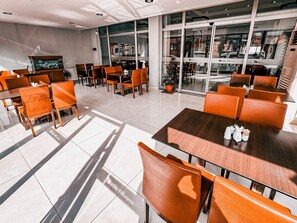 供应早餐、午餐和晚餐