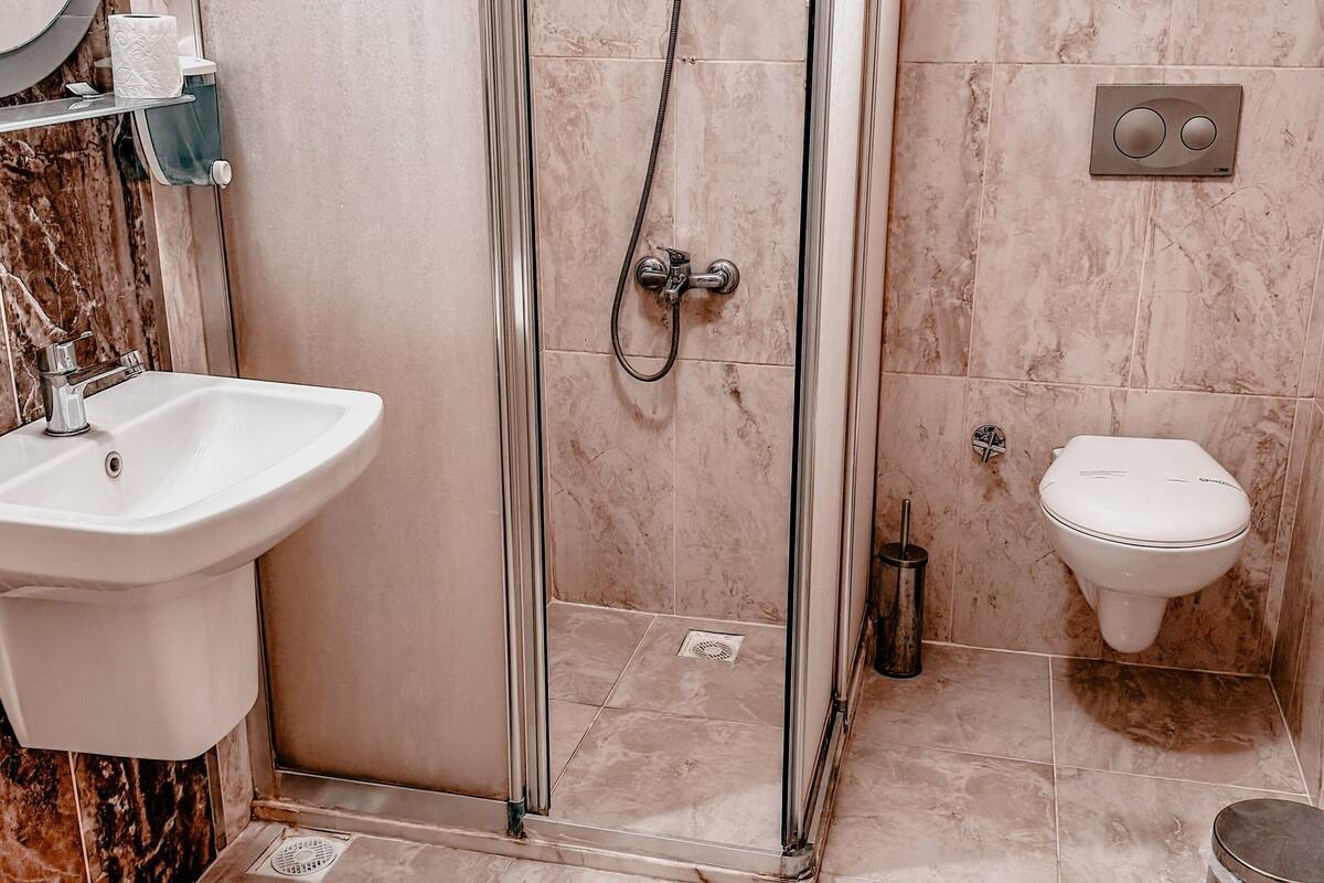 shower, free toiletries, hair dryer, slippers