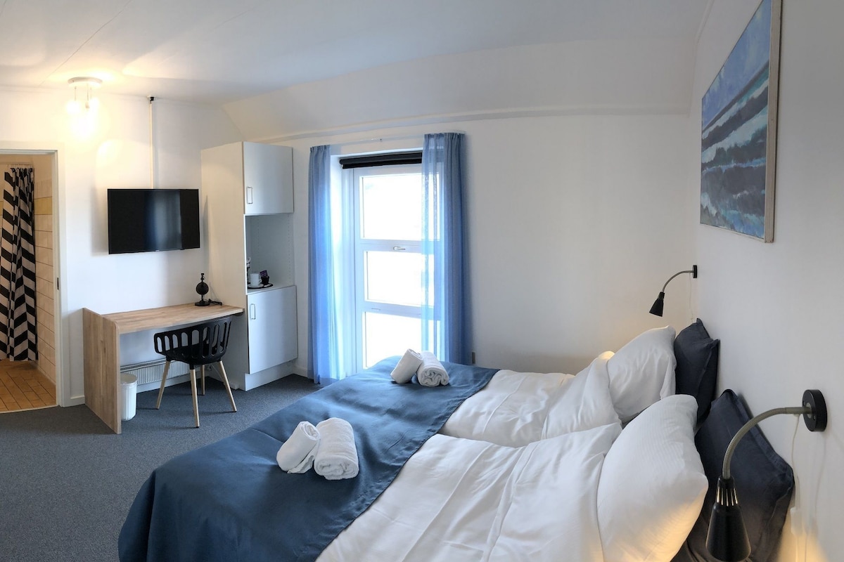 Escritorio, cortinas opacas, wifi gratis y ropa de cama
