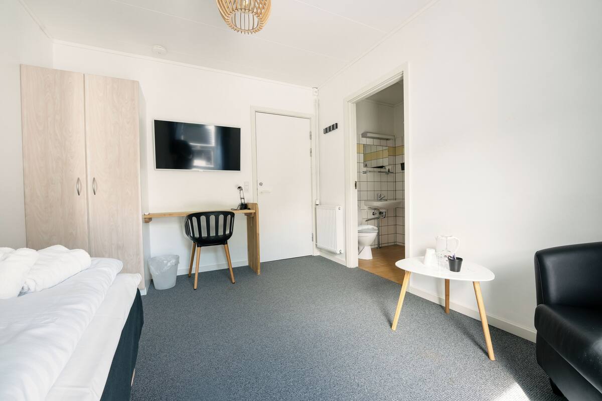Quarto solteiro conforto | Escrivaninha, cortinas blackout, Wi-Fi de cortesia, roupa de cama
