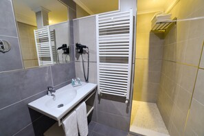 Superior Studio | Bathroom | Shower, free toiletries, hair dryer, towels - Apartamentos Turisticos LLanes (Llanes)
