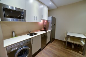 Superior Studio | Private kitchen | Fridge, microwave, stovetop, dishwasher - Apartamentos Turisticos LLanes (Llanes)
