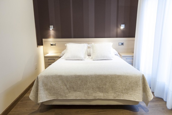 Safe på rommet, skrivebord, blendingsgardiner og lydisolert