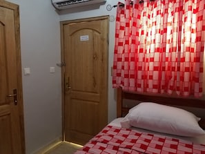 Single Room | Desk, soundproofing, iron/ironing board, free WiFi - Sharp Guest House (Accra)