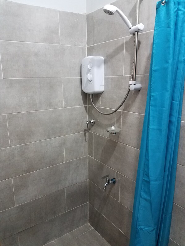 Single Room | Bathroom shower - Sharp Guest House (Accra)