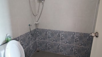 Een douche, gratis toiletartikelen, handdoeken