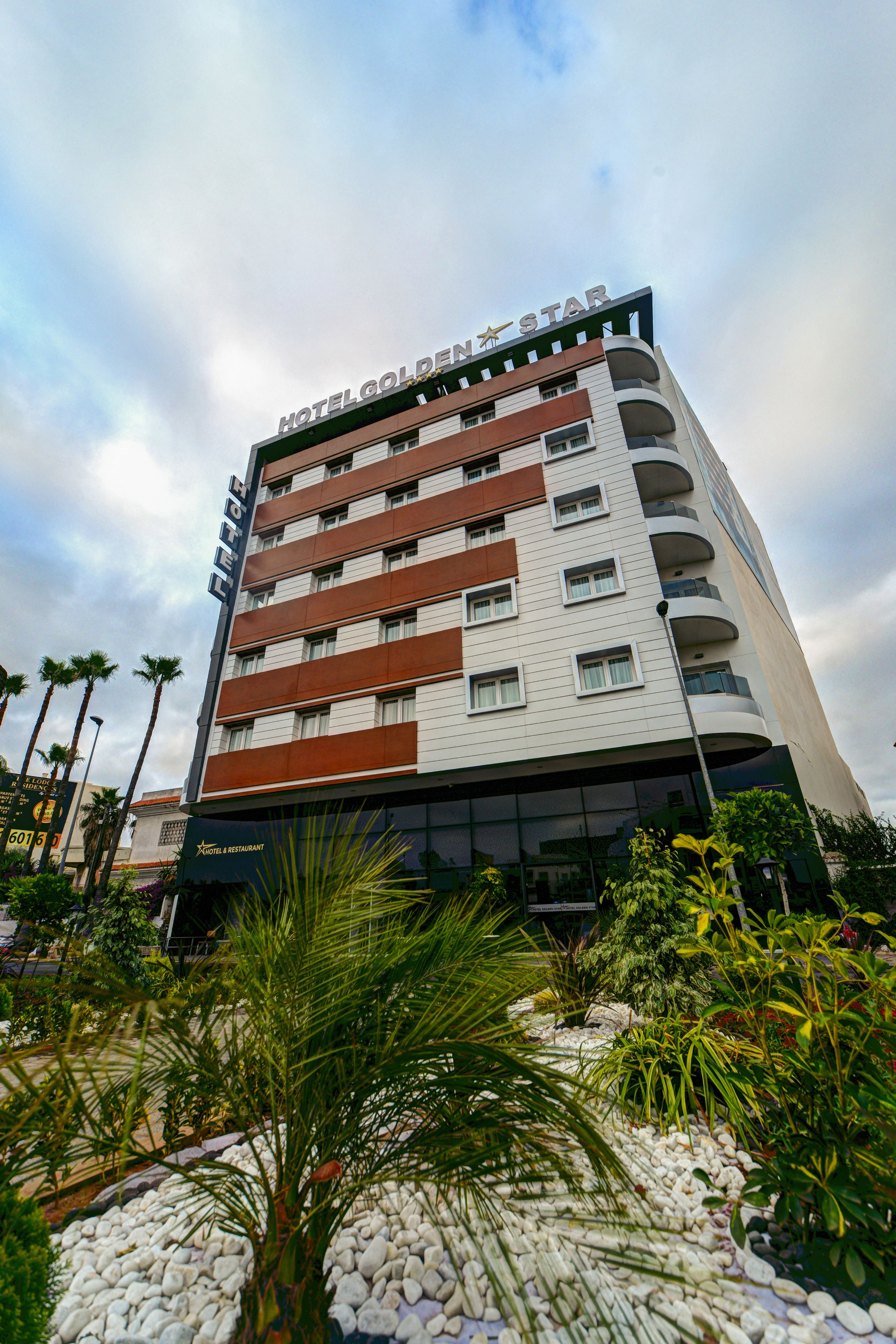 واجهة المنشأة - في المساء/الليل