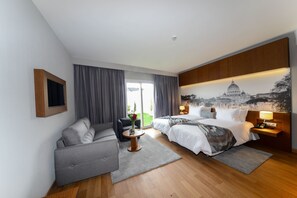 Literie de qualité, coffre-fort, bureau, rideaux d’obscurcissement